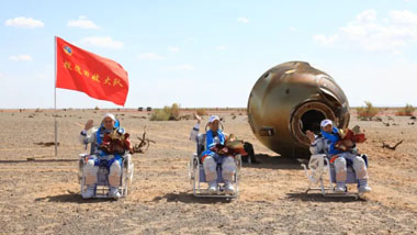 威柜電氣熱烈祝賀神舟十二號載人飛船返回艙成功著陸，3名航天員安全順利出艙！